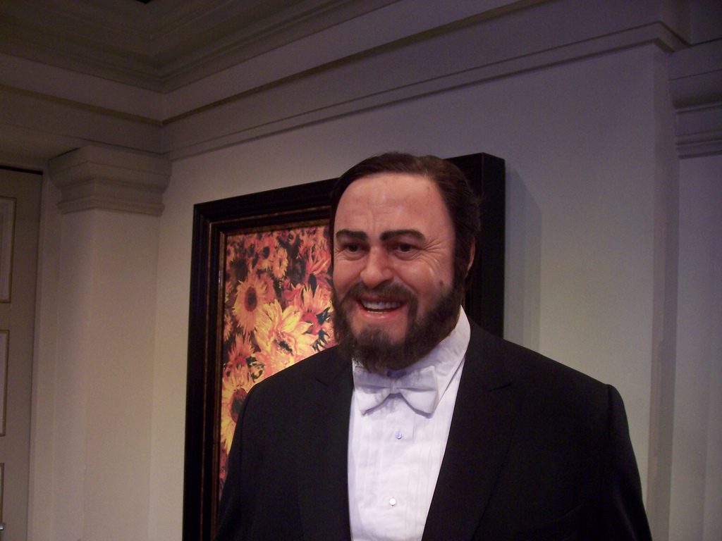 Opera Tenors: The most famous opera male singer Luciano Pavarotti